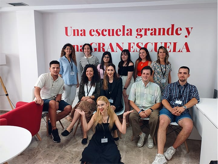 Group photo of Estudio Sampere Alicante teachers and staff inside the school