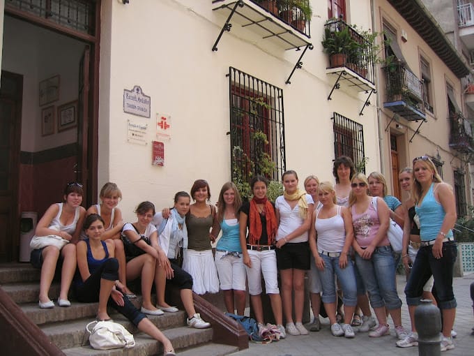 Group of international students outside Escuela Montalbán Spanish school in Granada